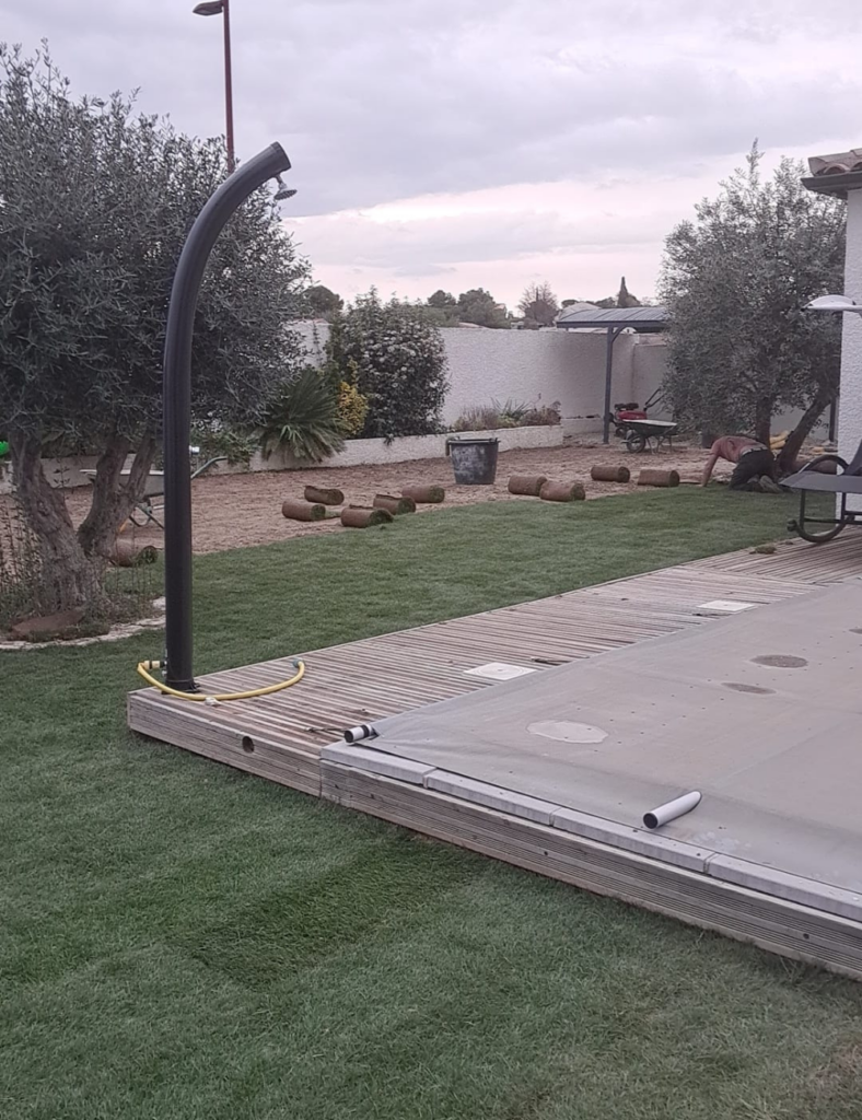 Pendant réalisation d'un jardin de rêve, création par le paysagiste Créa'Entretien Jardin à Bédarieux