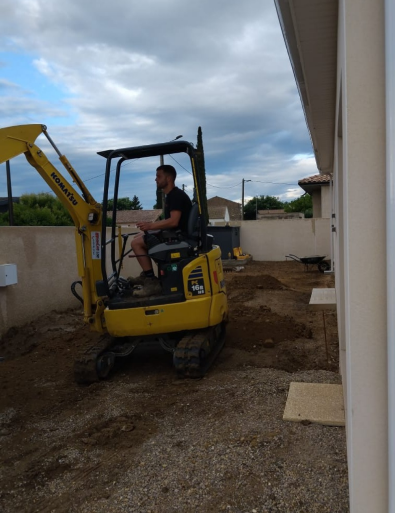 Photo de réalisation pendant de la création d'un jardin sur mesure par votre paysagiste Créa'Entretien Jardin à Bédarieux